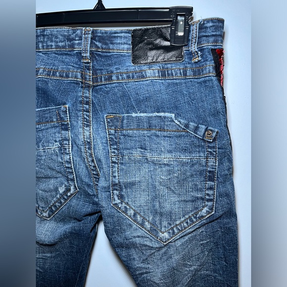 SMUGGLER’S MOON JEANS SLIM FIT DISTRESSED W/ RHINESTONE TRIM. W 30 / L 31 - Picture 8 of 16